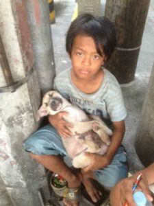 Un niño abandonado por sus padres canta a un perro sin hogar una nana